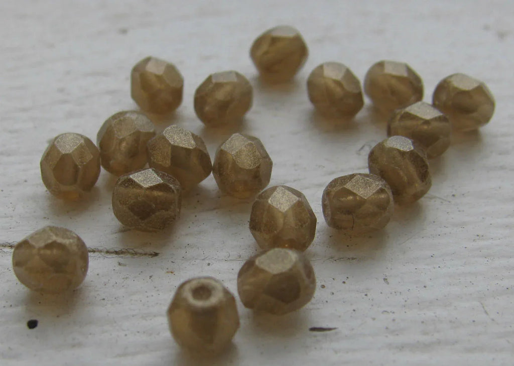 Tjeckiska Firepolish - Sueded Gold Smoky Topaz 4 mm, 50-pack Hilmas Pyssel