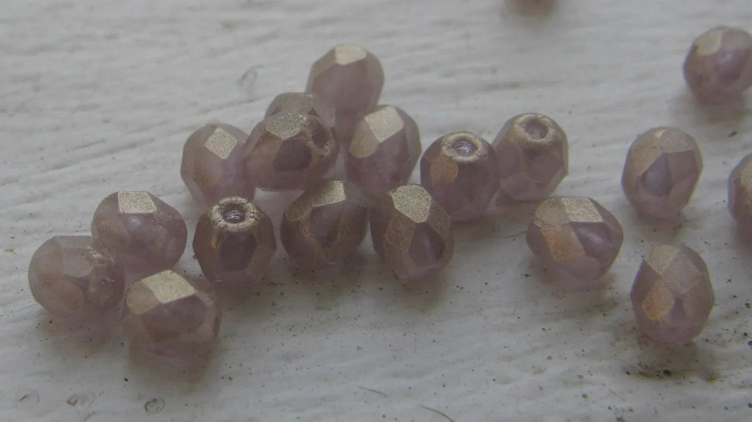 Tjeckiska Firepolish - Sueded Gold Med Amethyst 4 mm, 50-pack Hilmas Pyssel