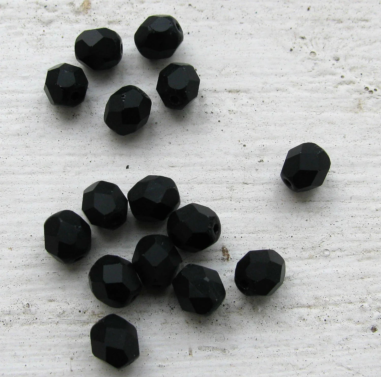 Tjeckiska Firepolish - Matte Jet 6mm, 25-pack Hilmas Pyssel