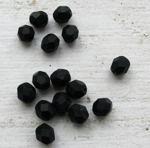 Tjeckiska Firepolish - Matte Jet 6mm, 25-pack Hilmas Pyssel