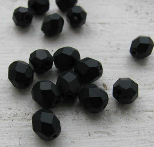 Tjeckiska Firepolish - Matte Jet 6mm, 25-pack Hilmas Pyssel