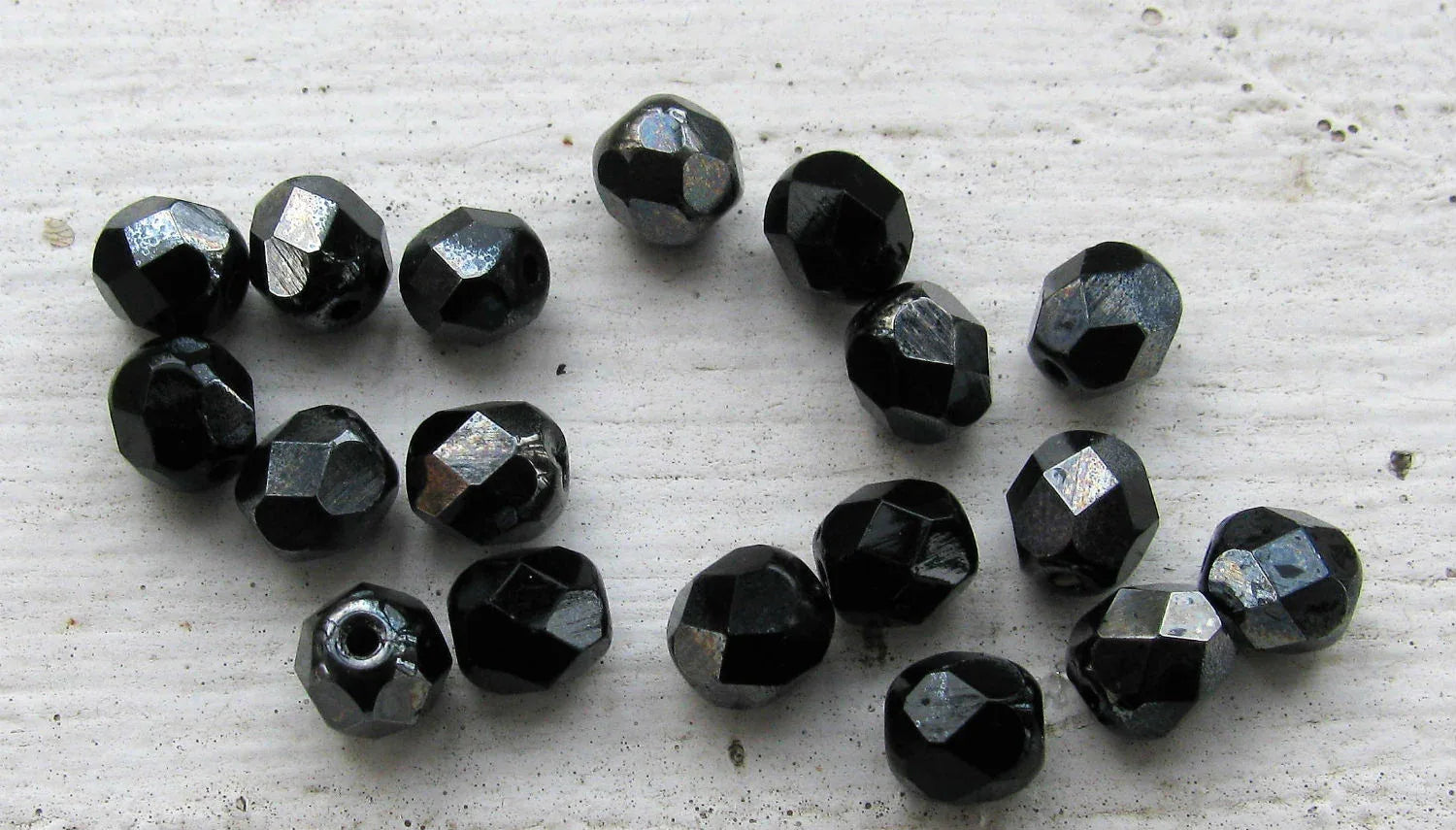 Tjeckiska Firepolish - Hematite 1/2 Coating 6mm, 25-pack Hilmas Pyssel