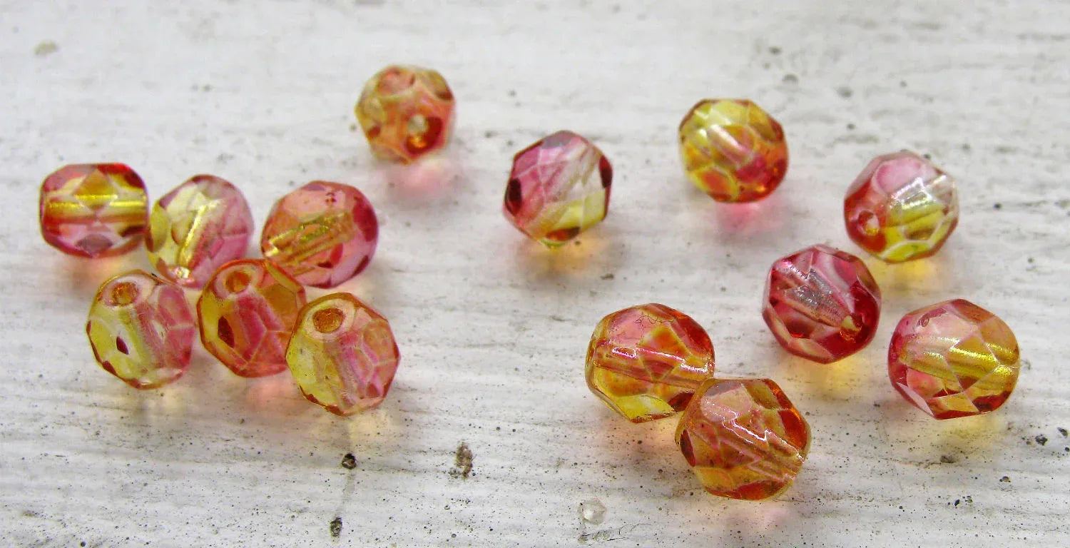 Tjeckiska Firepolish - Fuchsia / Lemon 6mm, 25-pack Hilmas Pyssel