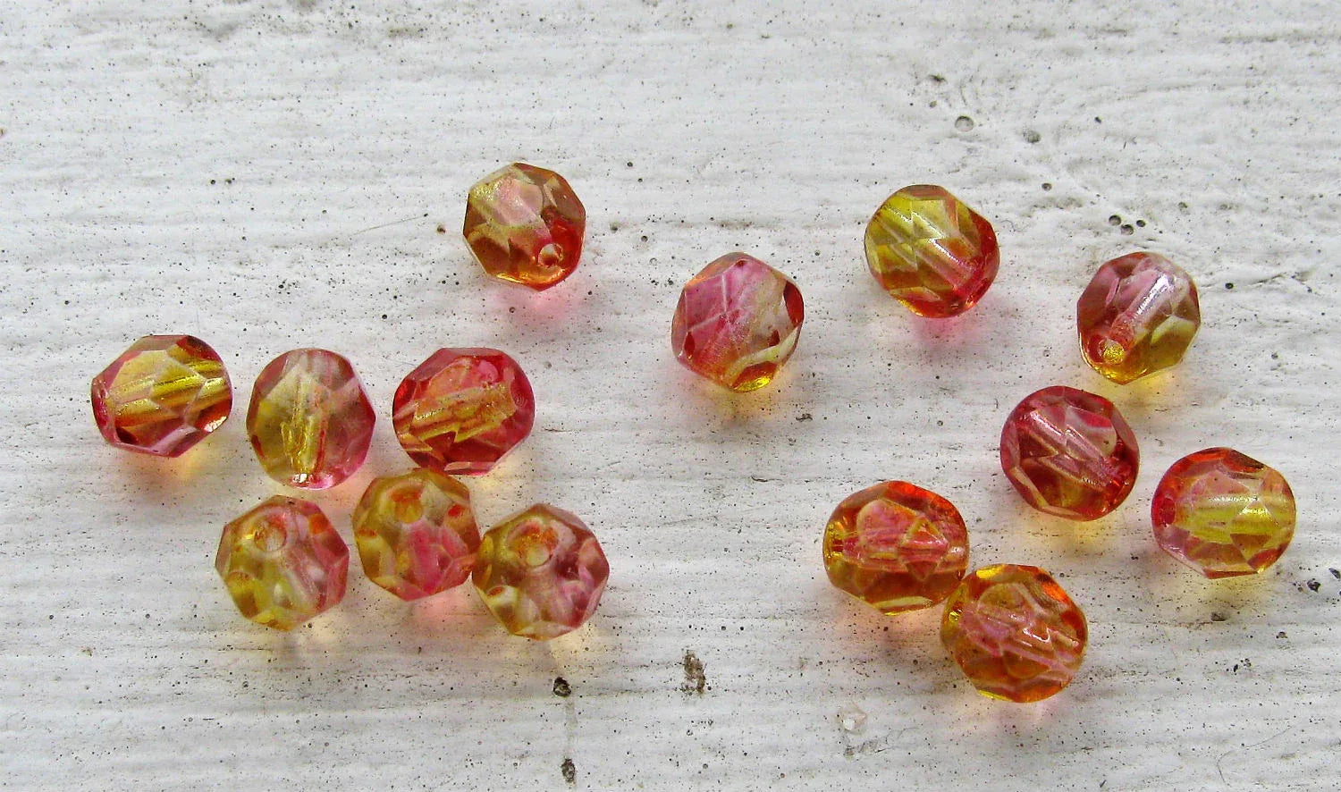 Tjeckiska Firepolish - Fuchsia / Lemon 6mm, 25-pack Hilmas Pyssel