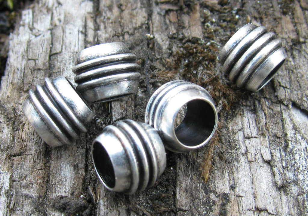 Mellandel Silverpläterad - Mindre Tunna med Ränder 8x6,5mm, Stort Hål, 5-pack Grekisk Metall