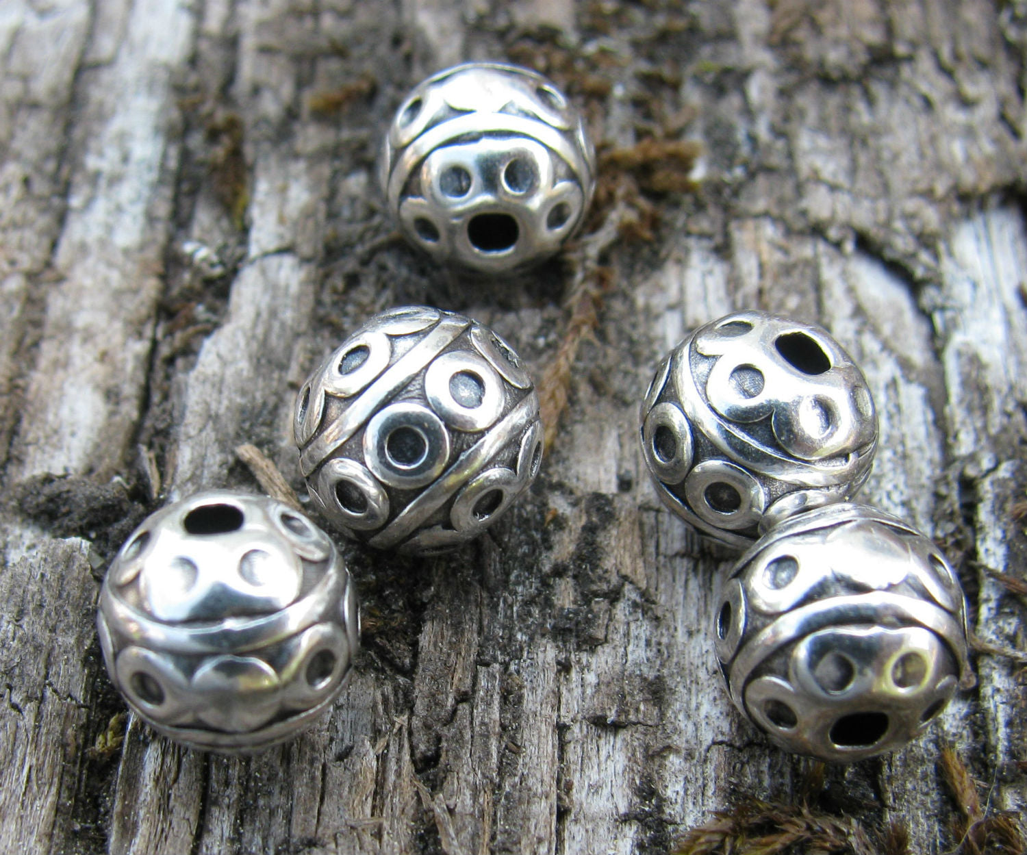 Mellandel silverfärgad - Rund med cirklar 7mm 5-pack Grekisk Metall