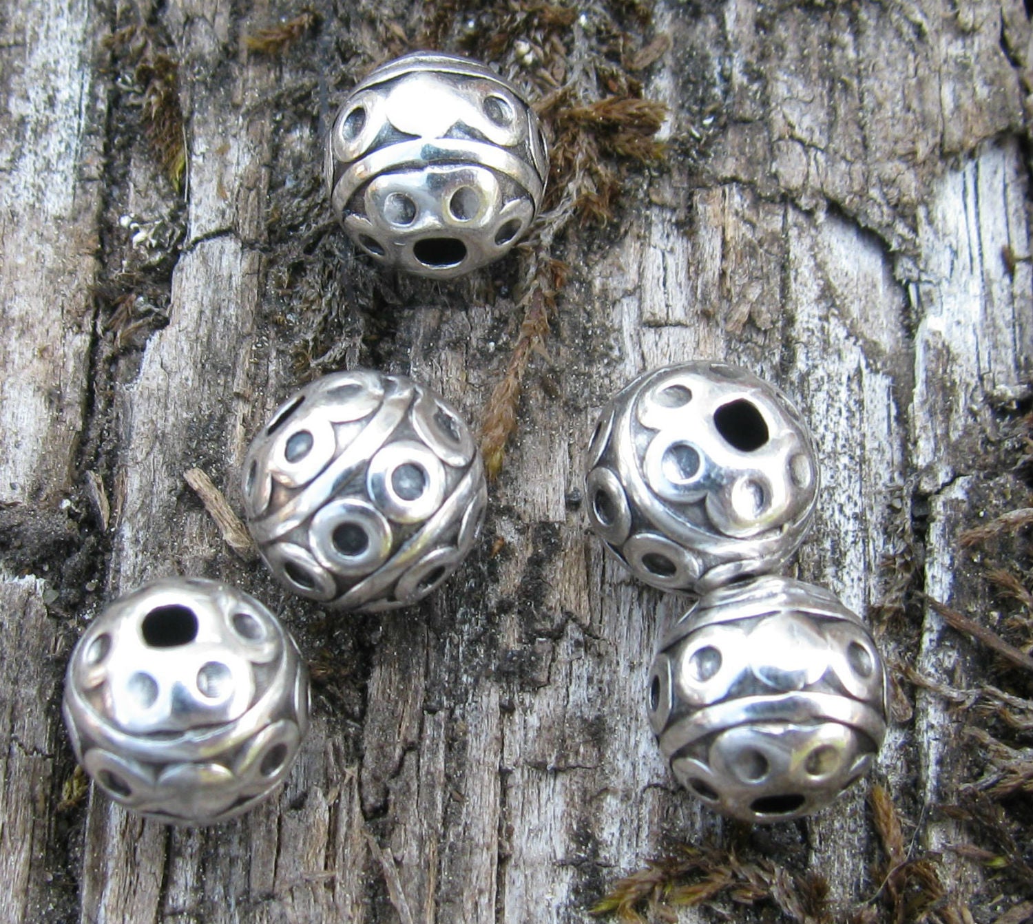 Mellandel silverfärgad - Rund med cirklar 7mm 5-pack Grekisk Metall