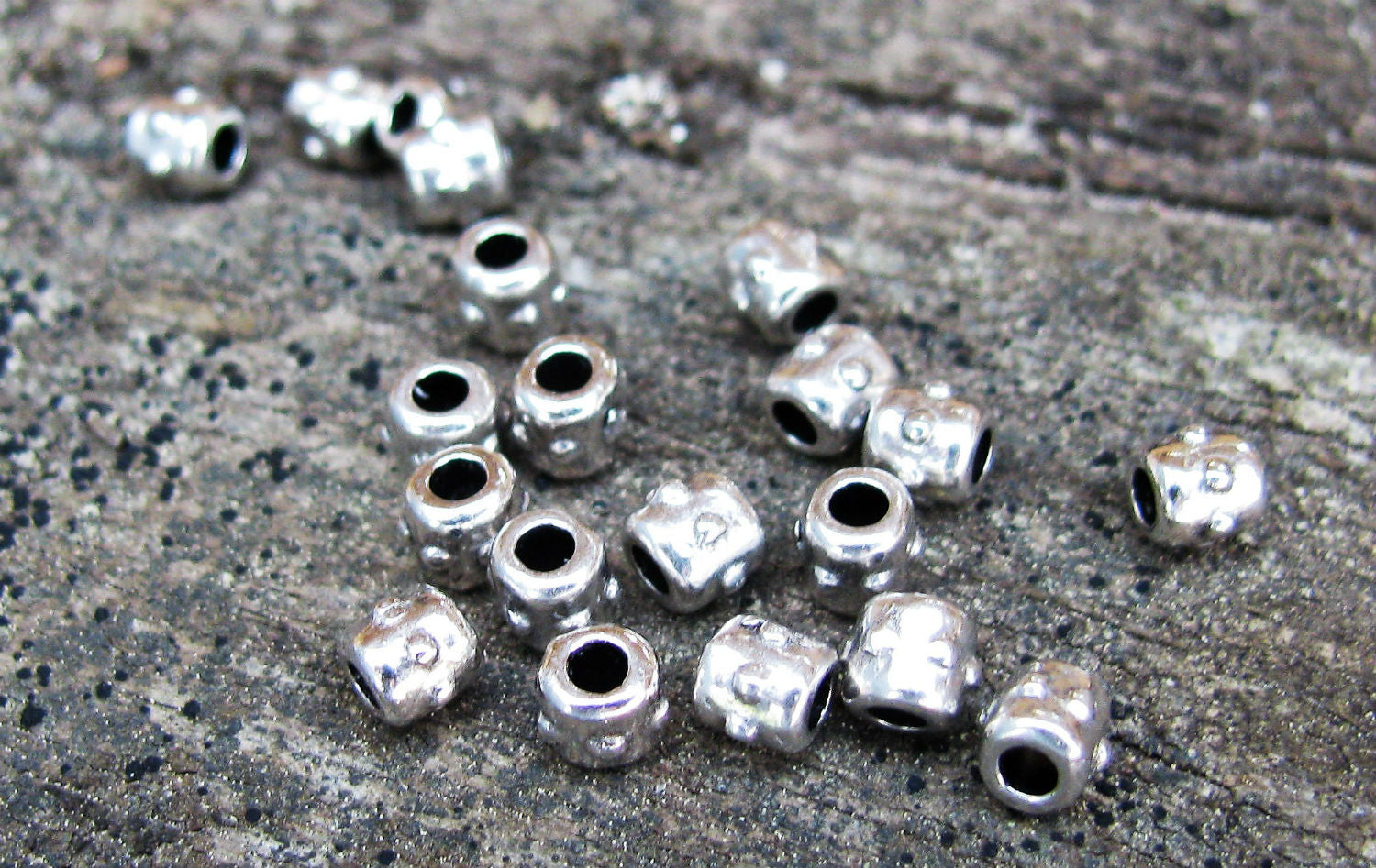 Mellandel Silverfärgad - Liten Cylinder med Prickrand, 4x3mm, 20-pack Grekisk Metall