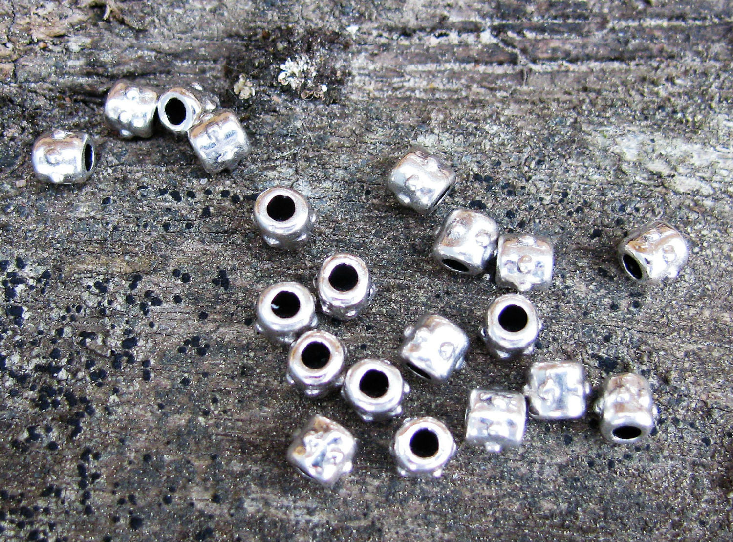 Mellandel Silverfärgad - Liten Cylinder med Prickrand, 4x3mm, 20-pack Grekisk Metall