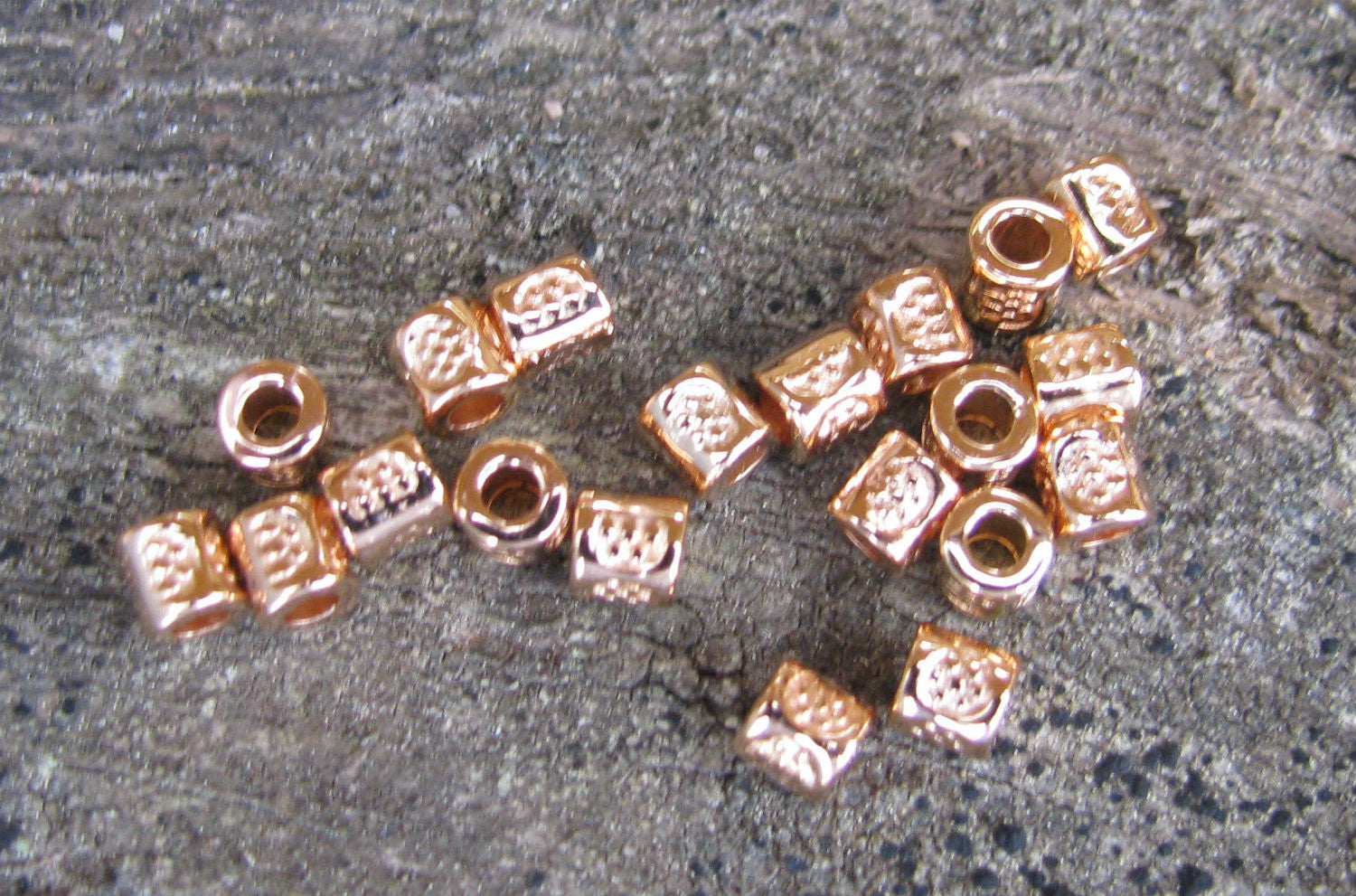 Mellandel Roséguldfärgad - Liten mönstrad cylinder 3mm, 20-pack Grekisk Metall