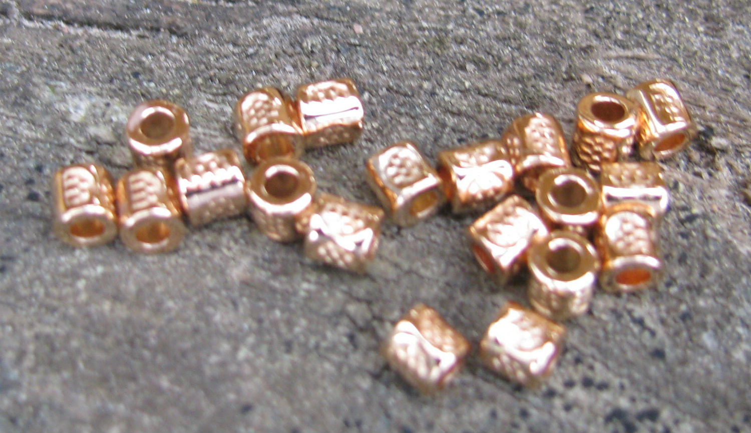 Mellandel Roséguldfärgad - Liten mönstrad cylinder 3mm, 20-pack Grekisk Metall