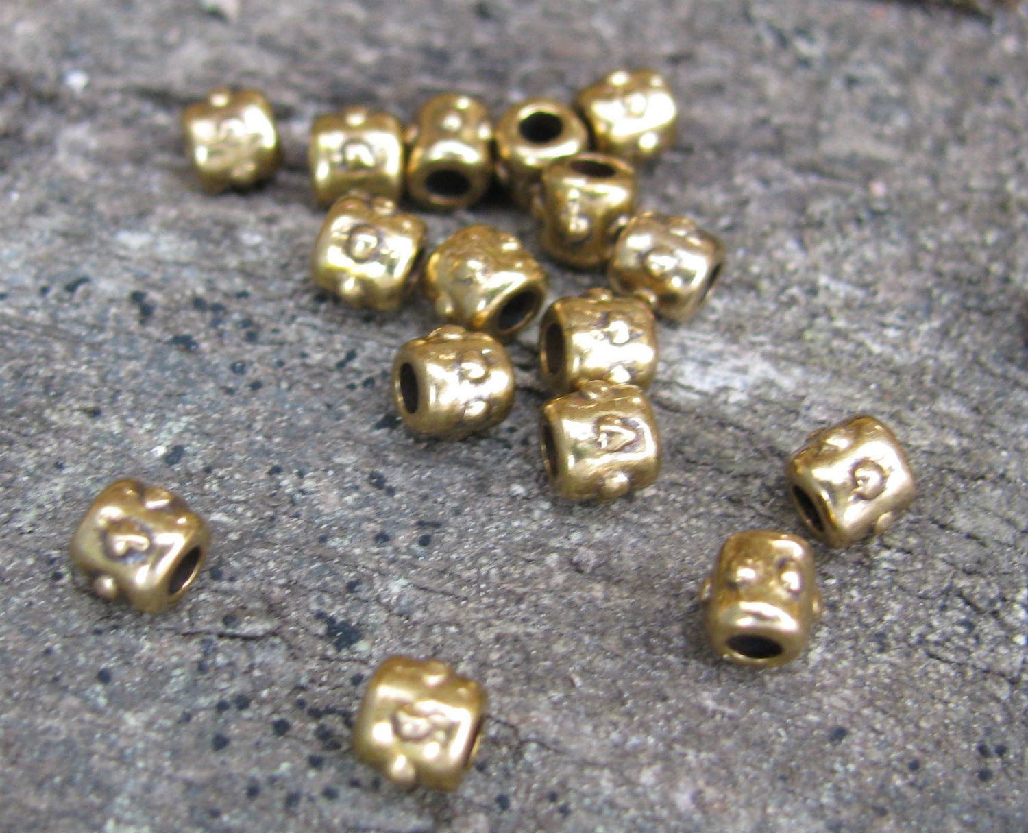 Mellandel Bronsfärgad - Liten cylinder med prickrand, 4x3mm, 20-pack Grekisk Metall