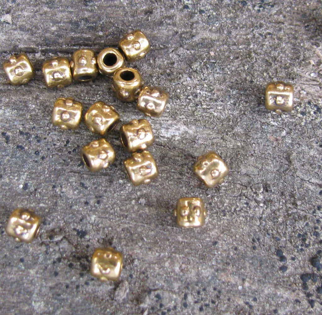 Mellandel Bronsfärgad - Liten cylinder med prickrand, 4x3mm, 20-pack Grekisk Metall