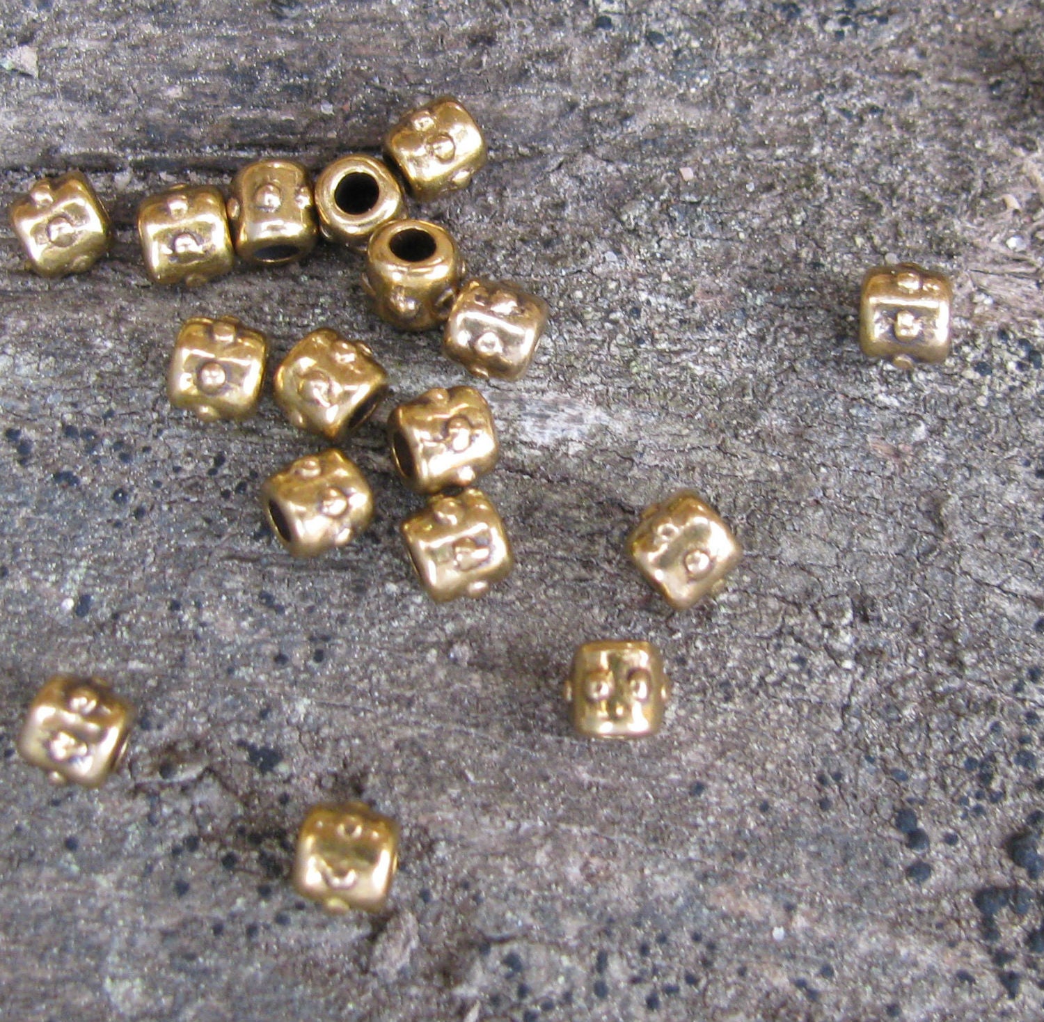 Mellandel Bronsfärgad - Liten cylinder med prickrand, 4x3mm, 20-pack Grekisk Metall