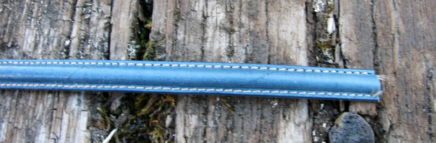 Läder Bred med Förhöjd Mitt - Petrol med Söm 10x5mm, 20 cm Hilmas Pyssel