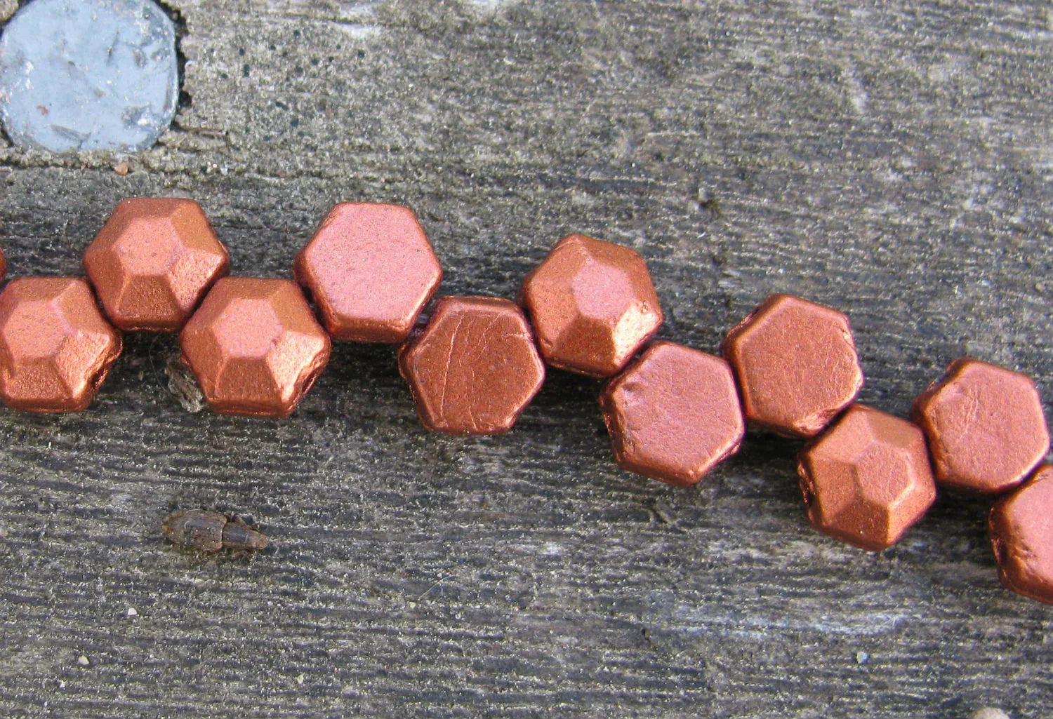 Honeycomb Jewel - Bronze Fire Red 6mm, 1 sträng Hilmas Pyssel