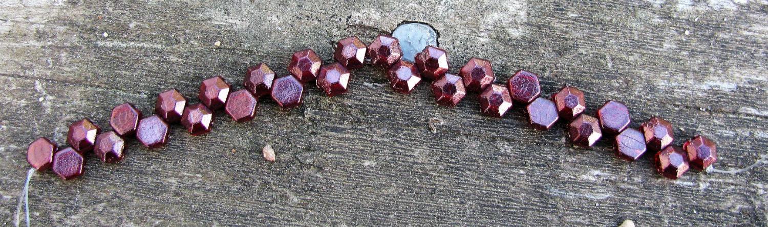 Honeycomb Jewel - Ruby Wine 6mm, 1 sträng Hilmas Pyssel