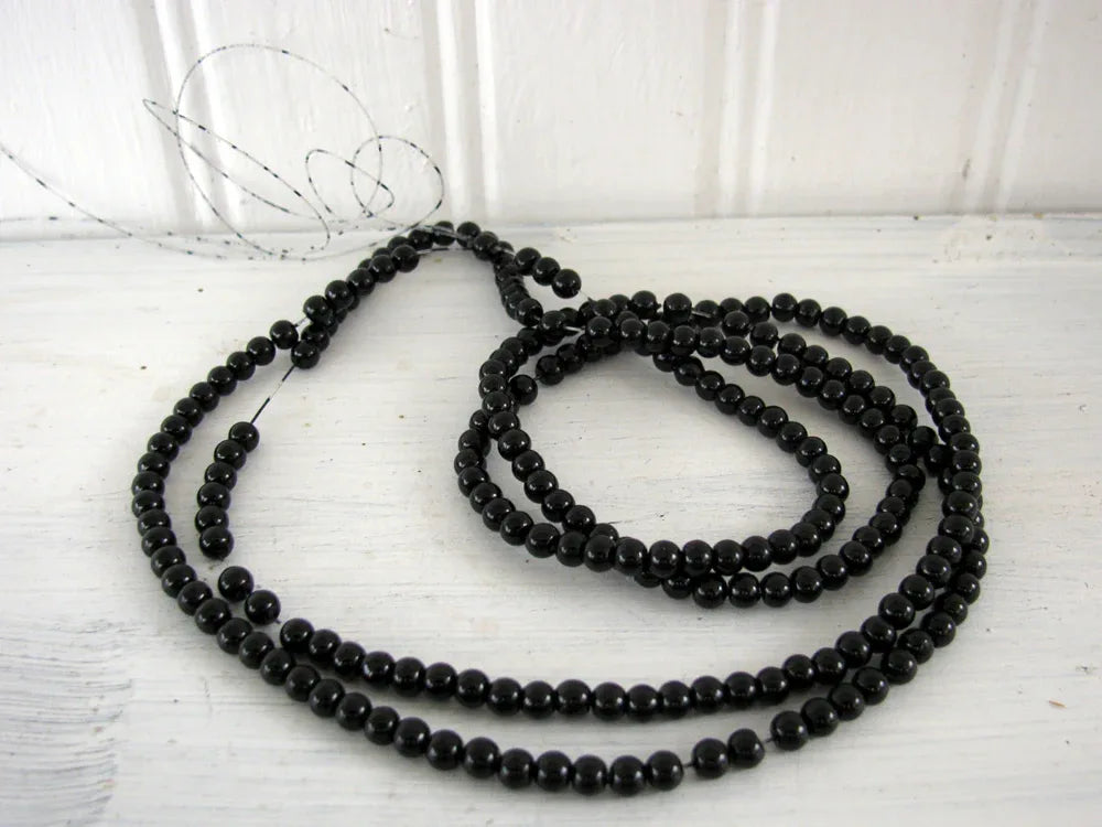 Vaxade glaspärlor - Svart 4mm 1 sträng Hilmas Pyssel