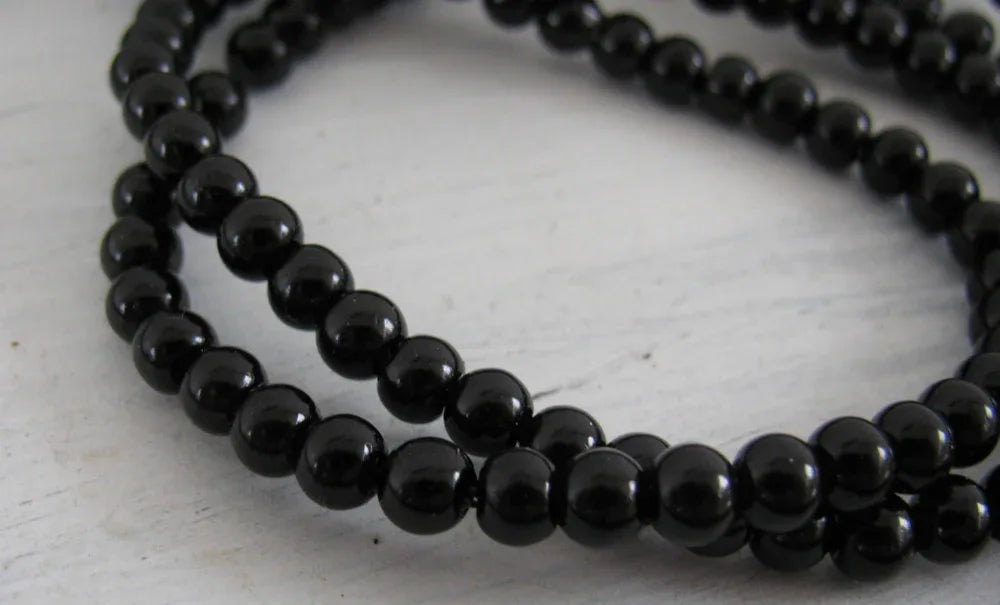Vaxade glaspärlor - Svart 4mm 1 sträng Hilmas Pyssel