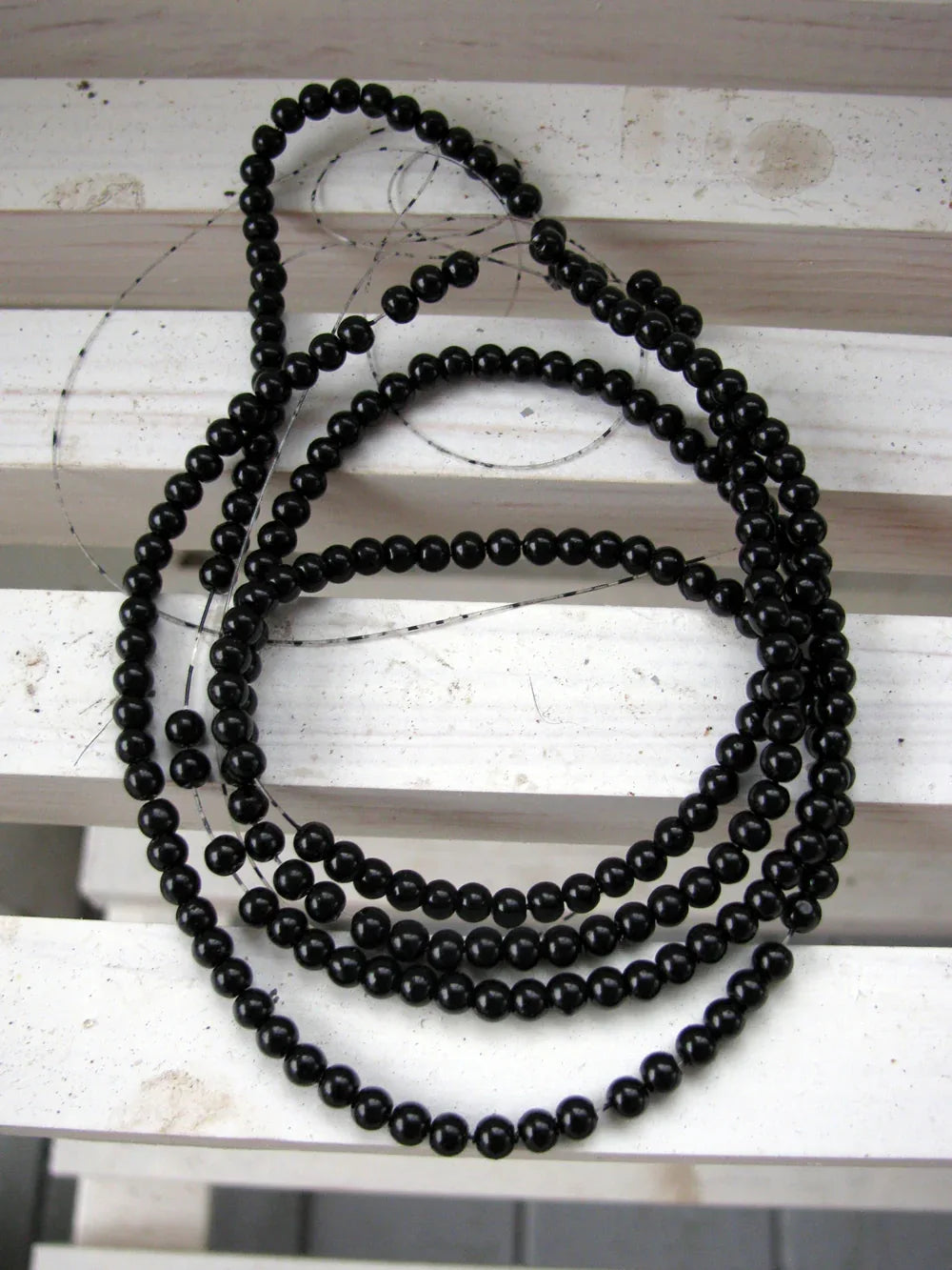 Vaxade glaspärlor - Svart 4mm 1 sträng Hilmas Pyssel
