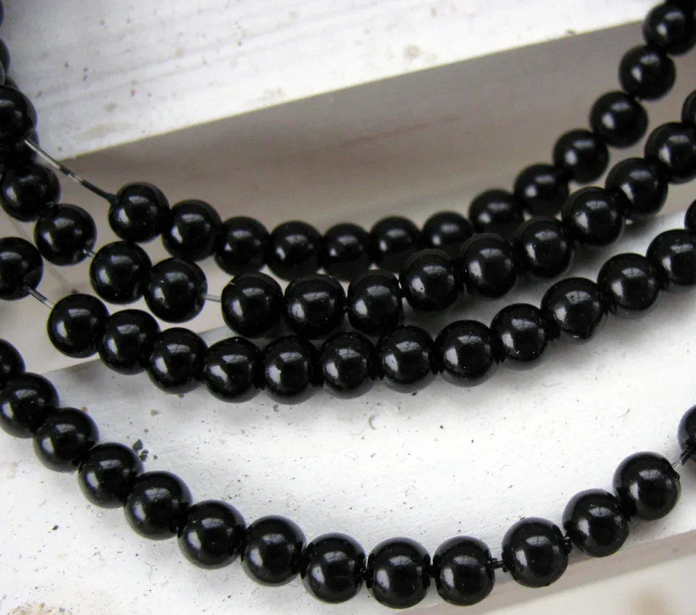 Vaxade glaspärlor - Svart 4mm 1 sträng Hilmas Pyssel