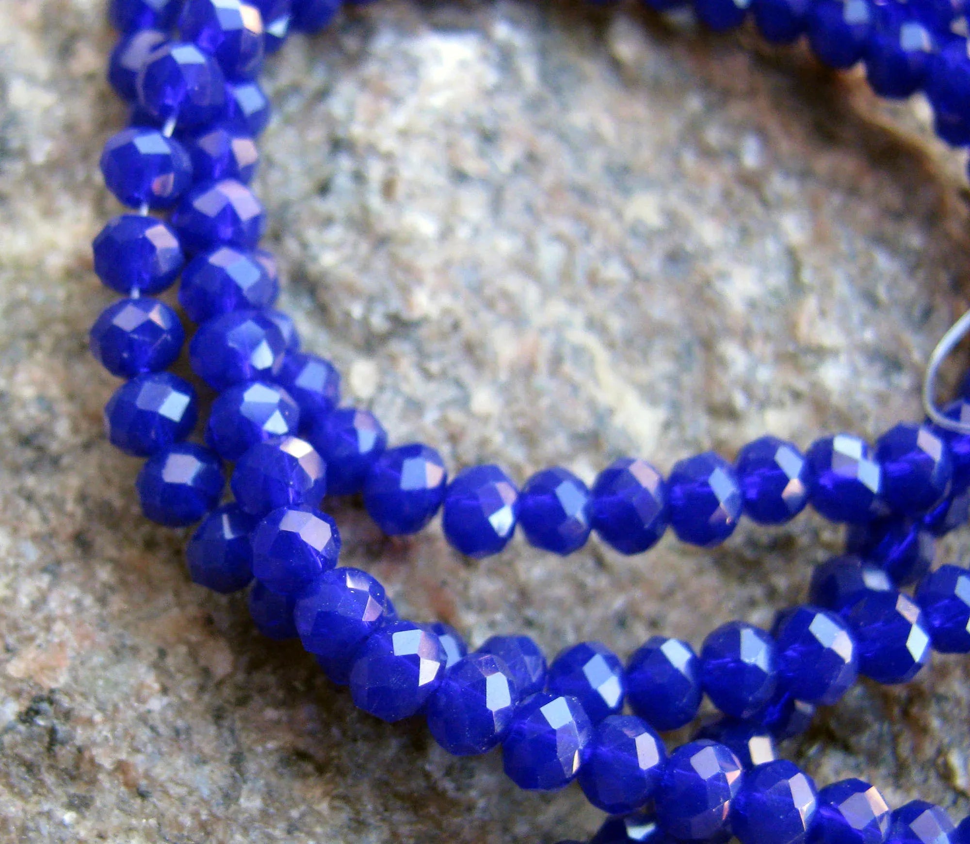 Facetterade glaspärlor - Blå 3x2mm, 1 sträng Hilmas Pyssel