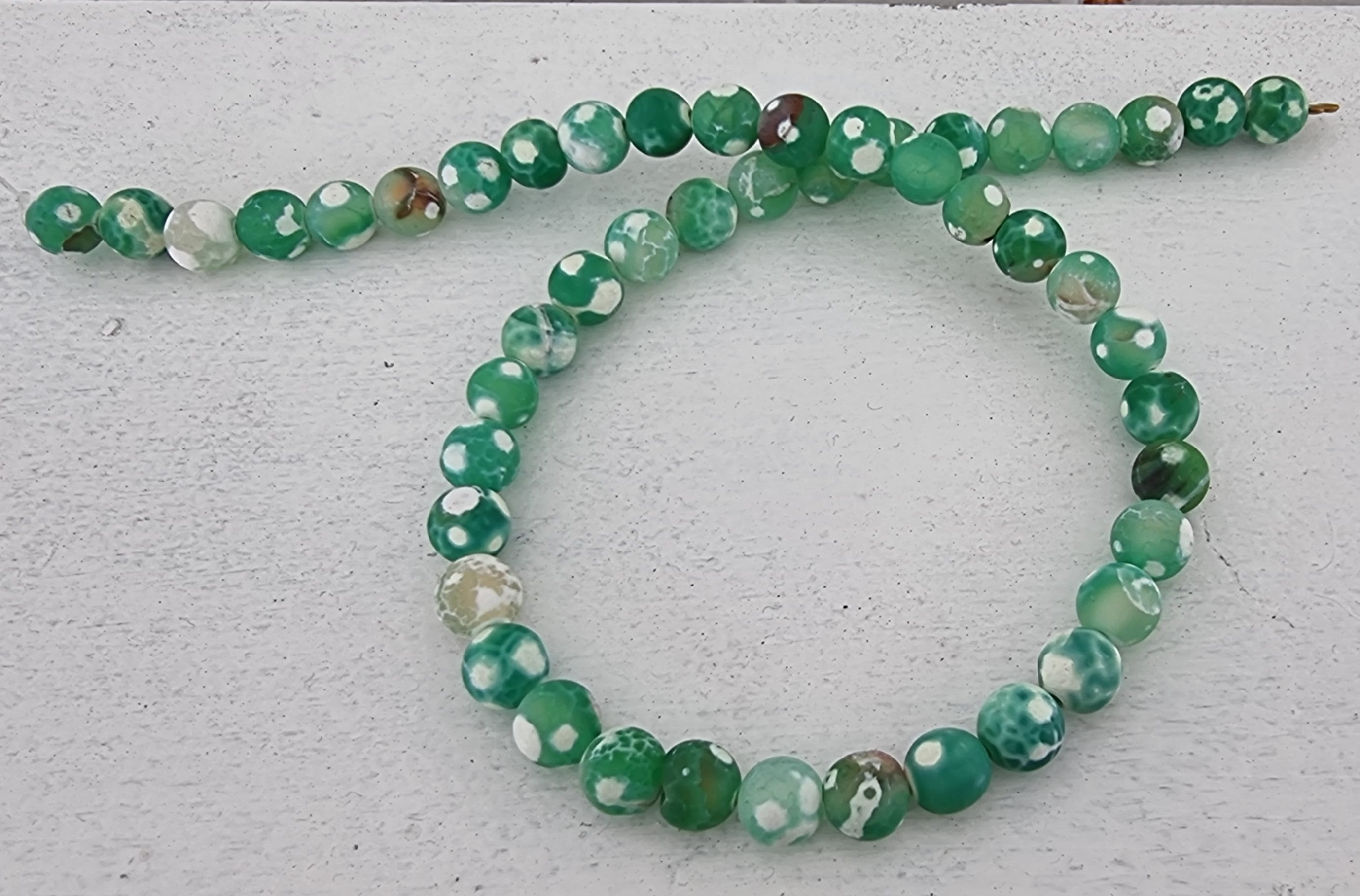 Agat - Matt Grön med prickar 8 mm 1 sträng Hilmas Pyssel