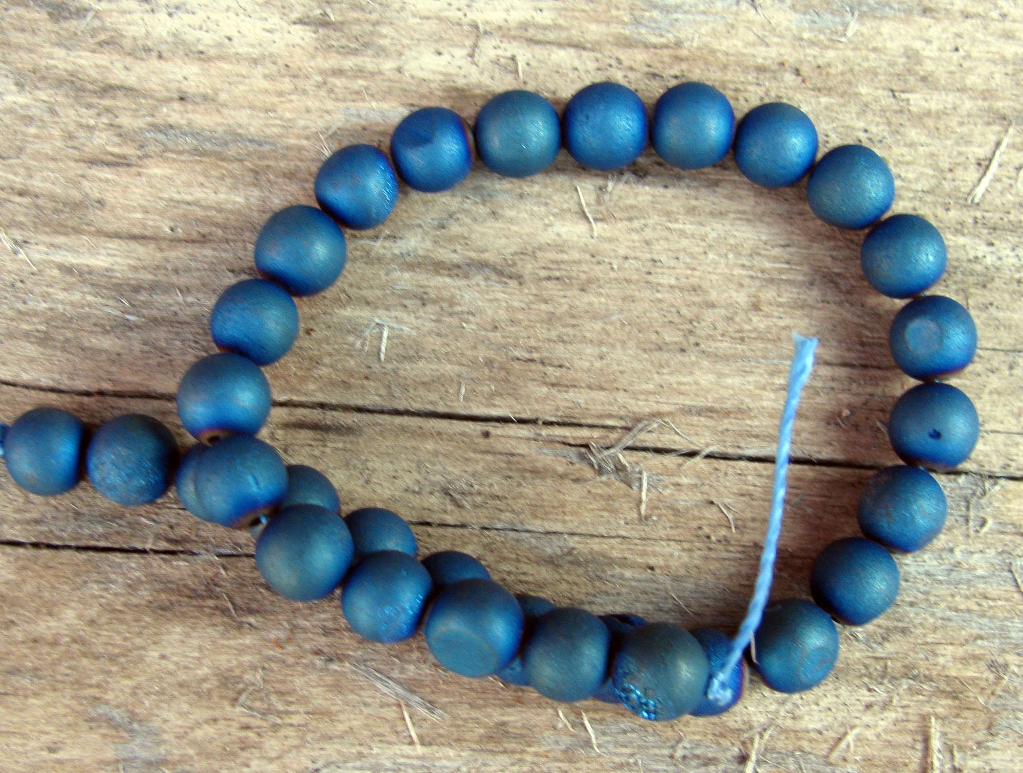 Agat - Rund Matt Blå 6mm 1 sträng Hilmas Pyssel