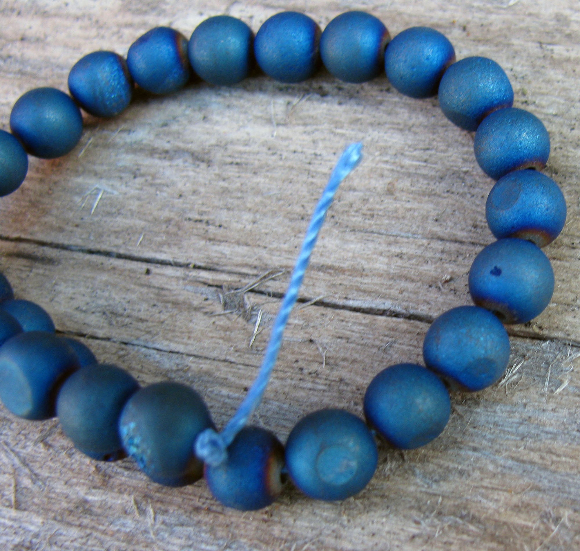 Agat - Rund Matt Blå 6mm 1 sträng Hilmas Pyssel