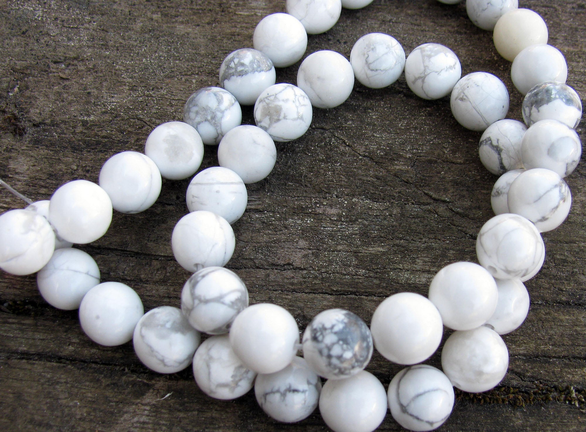 Howlite Rund - Vit, 8mm 1 sträng Hilmas Pyssel