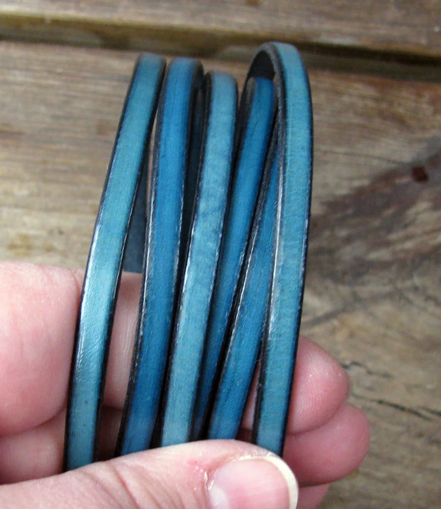 Läderband platt bred - Petrol med svart kant 5mm, 20 cm Hilmas Pyssel