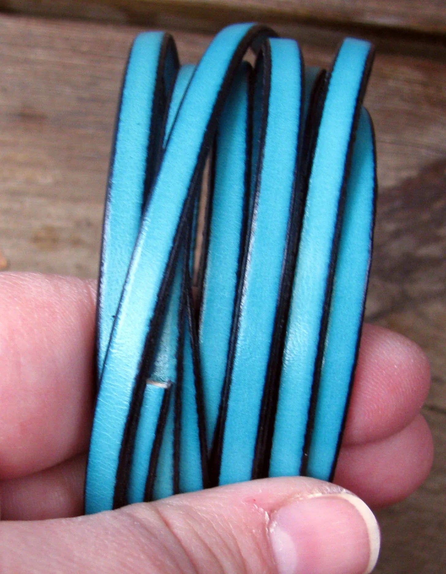 Läderband platt bred - Turkos med svart kant 5mm, 20 cm Hilmas Pyssel