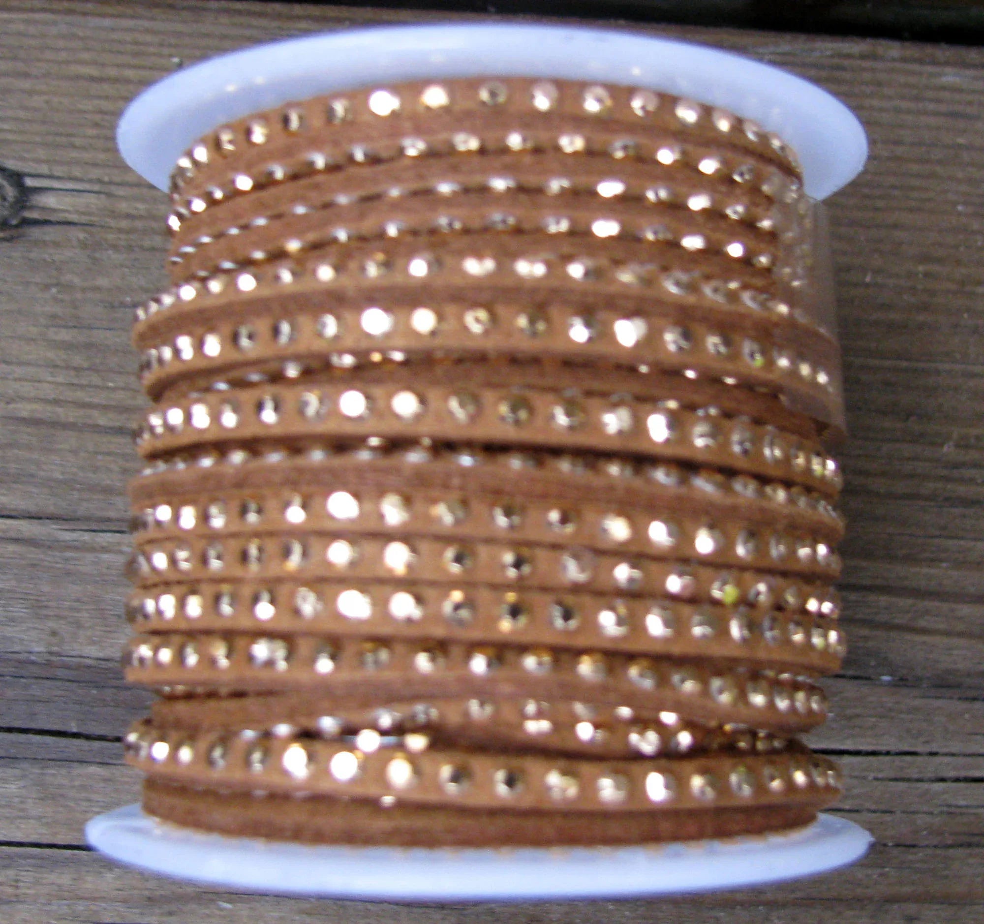 Mockaimitation - Brun med guldfärgade strasstenar, 2,6mm, 1 m Hilmas Pyssel