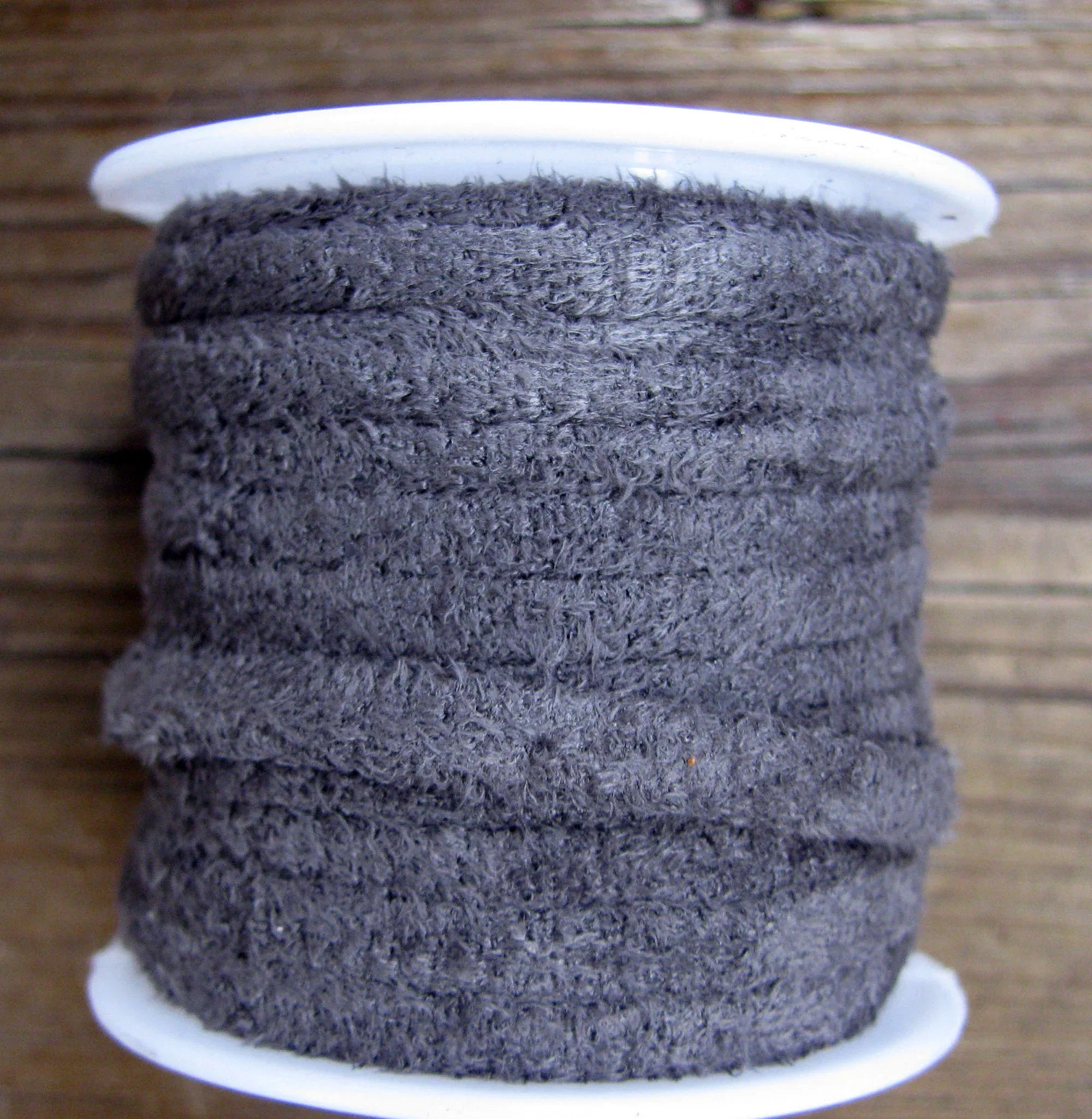 Mockaimitation - Velvet Grå 5mm, 1 m Hilmas Pyssel