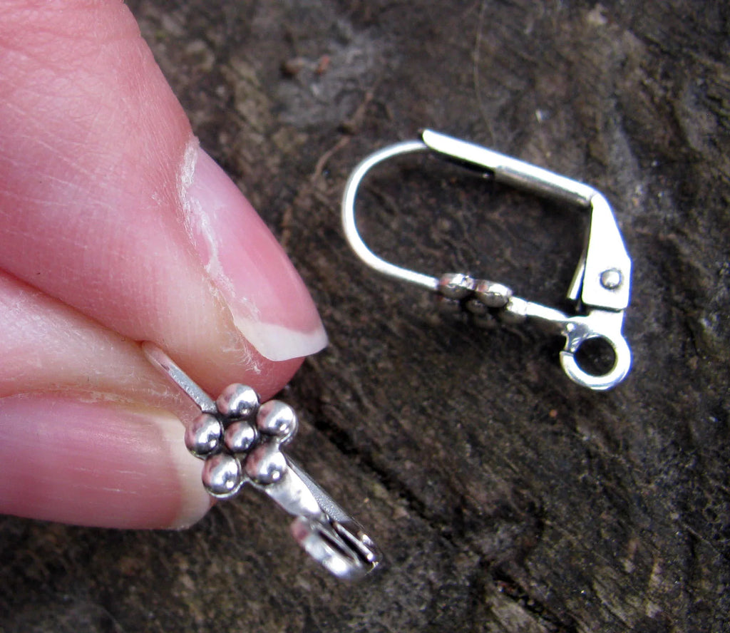 Örkrok Brisyr Silverfärgad - Blomma 17mm, 1 par Grekisk Metall