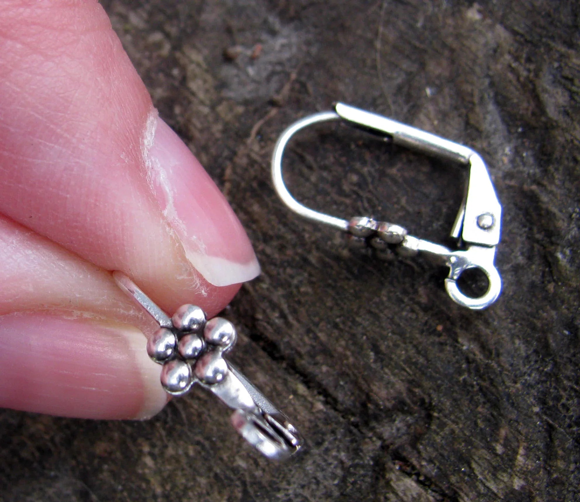 Örkrok Brisyr Silverfärgad - Blomma 17mm, 1 par Grekisk Metall