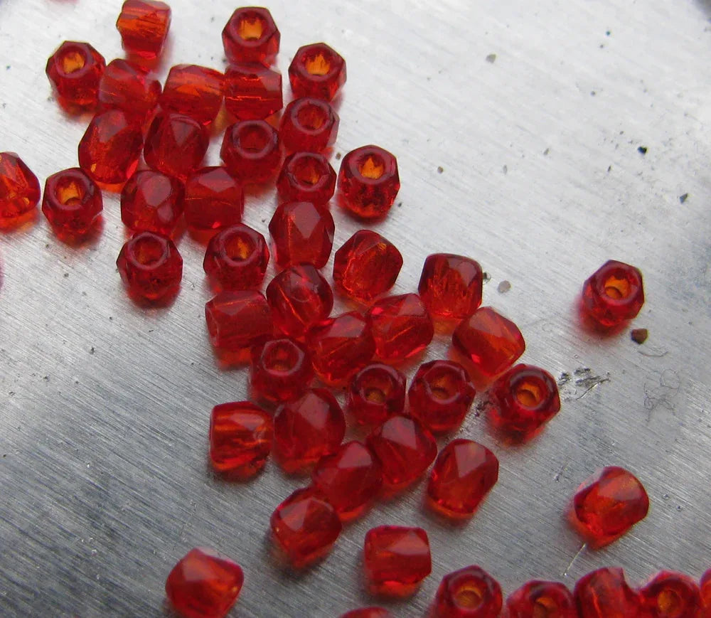 Tjeckiska Firepolish - Siam True2 mm, 2 gram Hilmas Pyssel