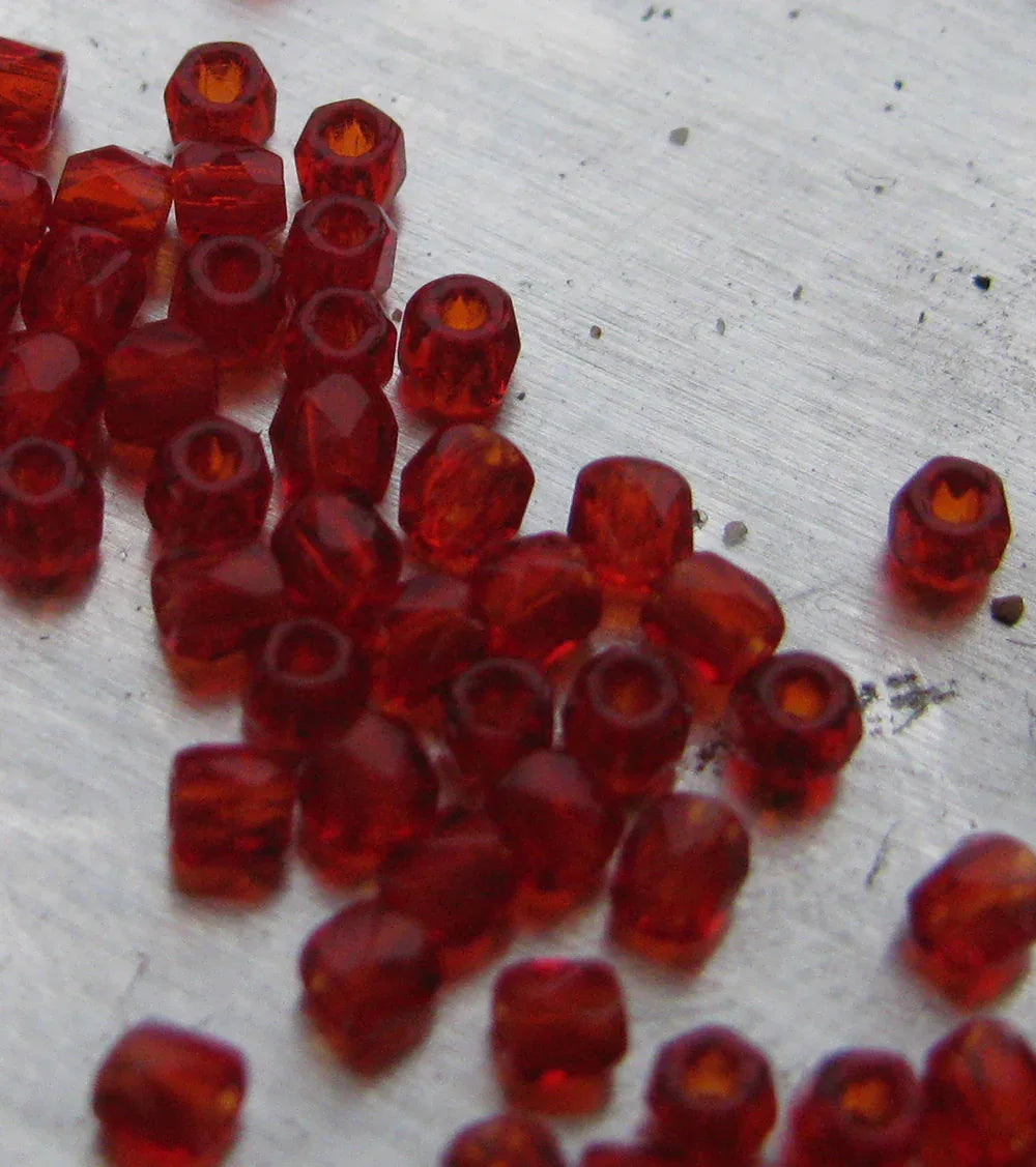 Tjeckiska Firepolish - Siam True2 mm, 2 gram Hilmas Pyssel