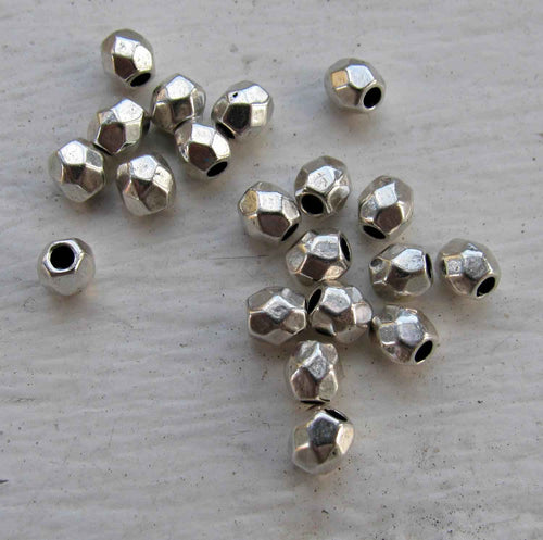 Mellandel Silverpläterad - Liten Kantig Rund 4mm 20-pack