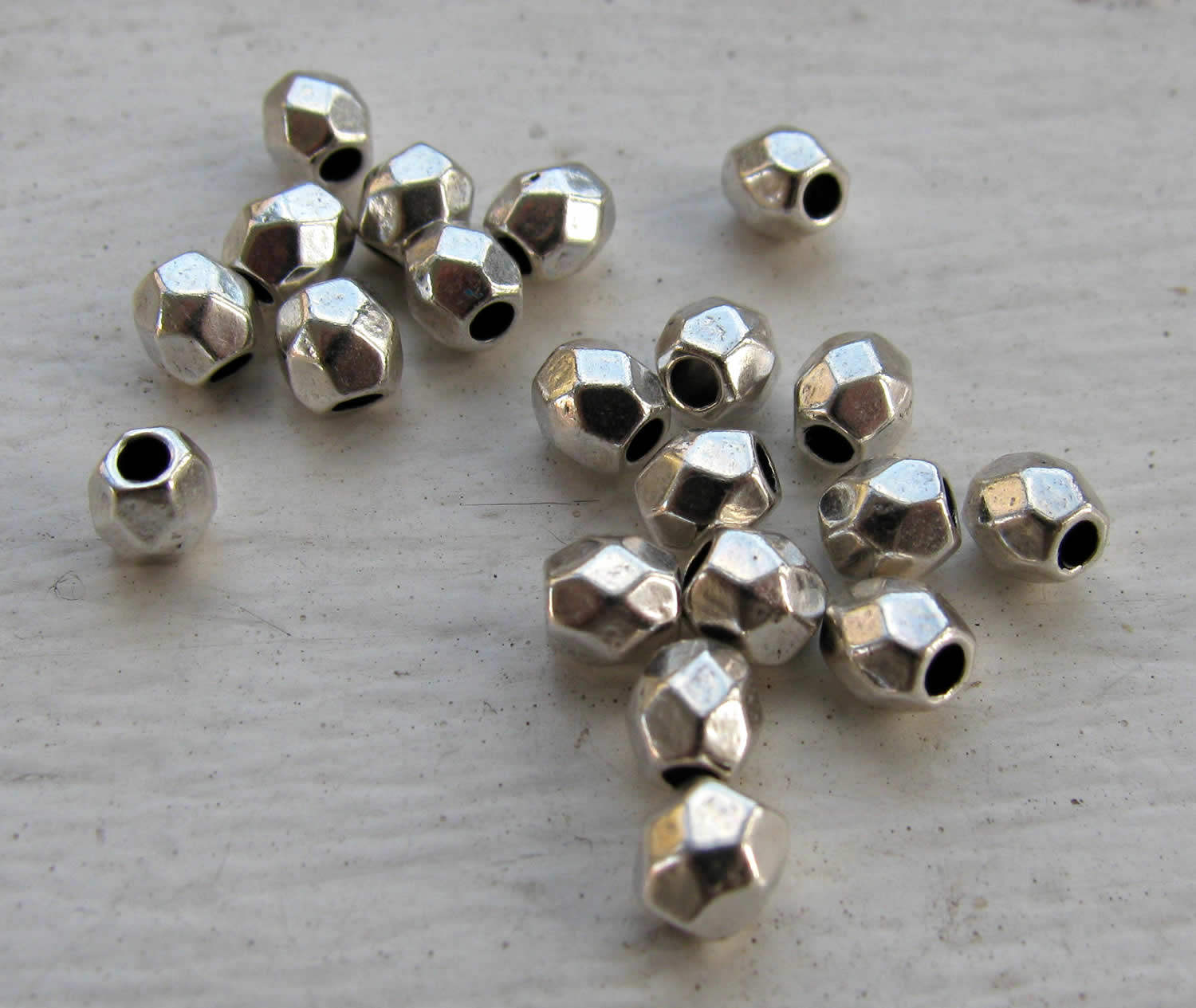 Mellandel Silverpläterad - Liten Kantig Rund 4mm 20-pack Grekisk Metall