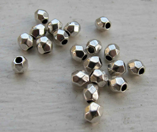 Mellandel Silverpläterad - Liten Kantig Rund 4mm 20-pack