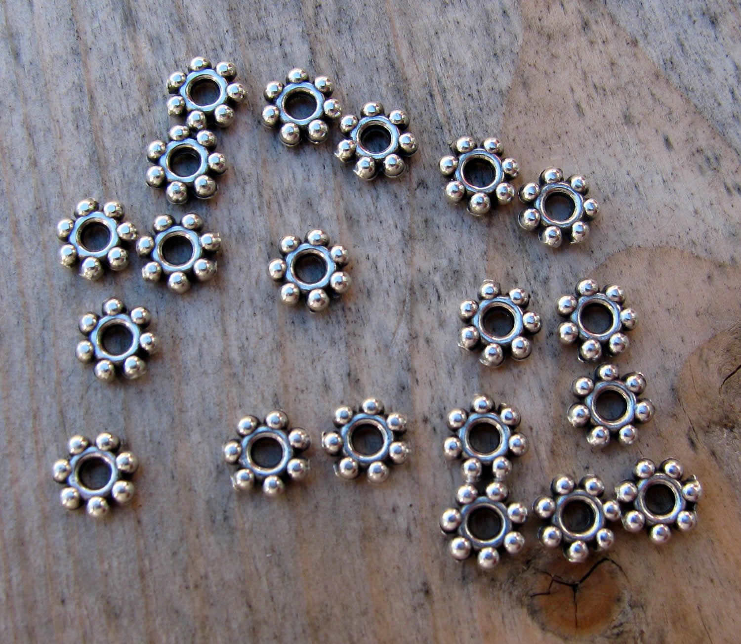Mellandel Silverpläterad - Daisy 4,8mm 20-pack Grekisk Metall