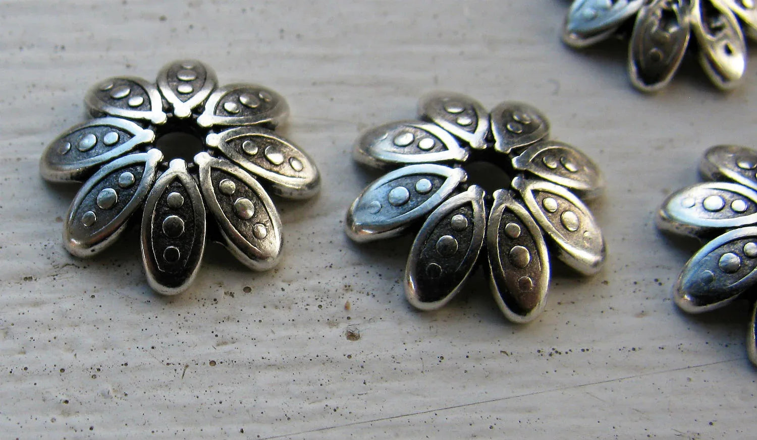 Pärlhattar Silverfärgade - 8 Bladig Blomma 4-Pack Grekisk Metall