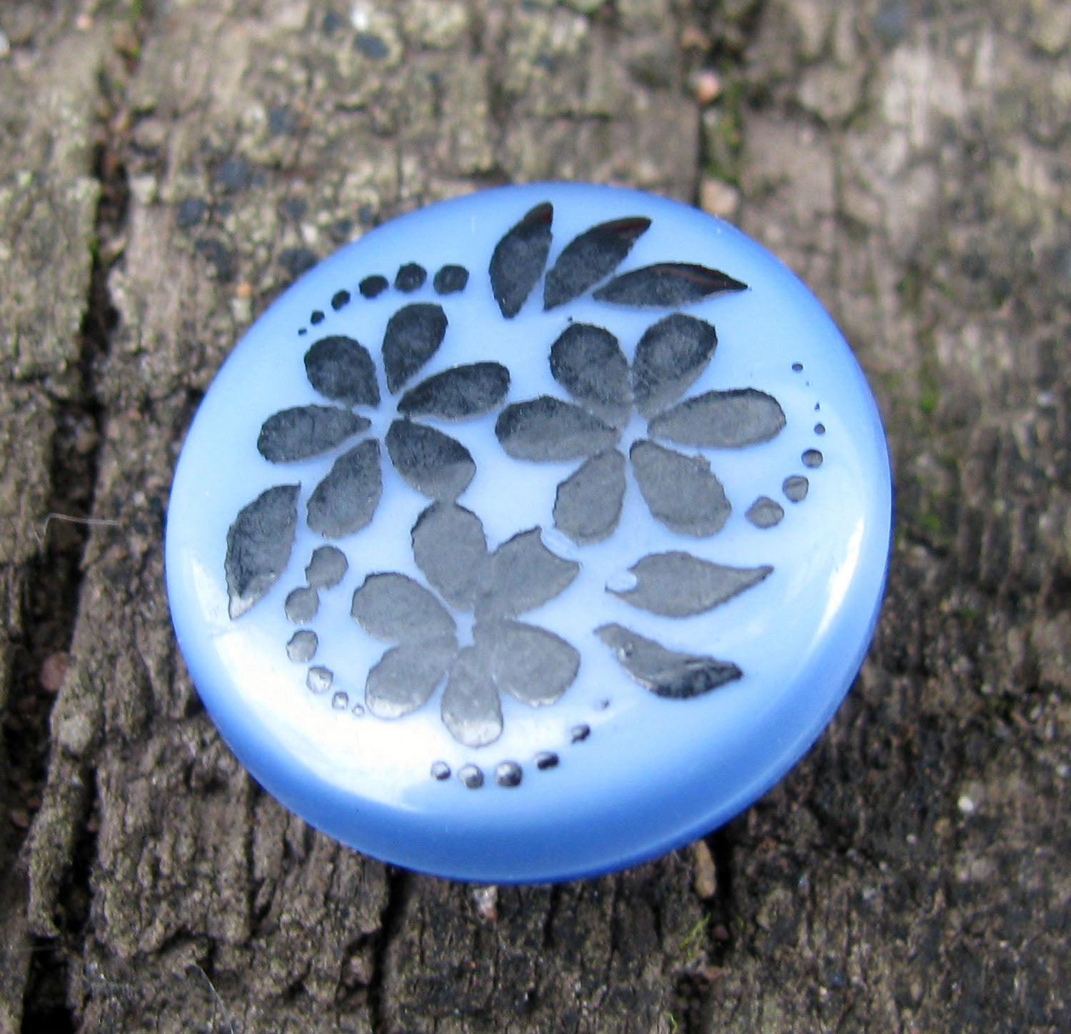 Glasknapp - Blålila med svarta blommor, 14mm 1 styck Hilmas Pyssel