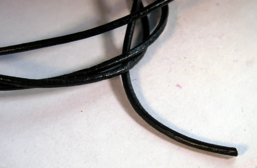 Läderband 2 mm - Svart, 1m Hilmas Pyssel