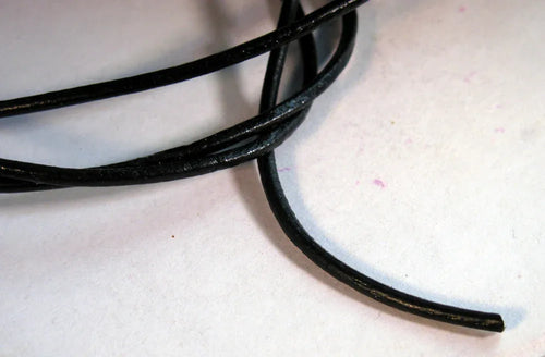 Läderband 2 mm - Svart, 1m Hilmas Pyssel