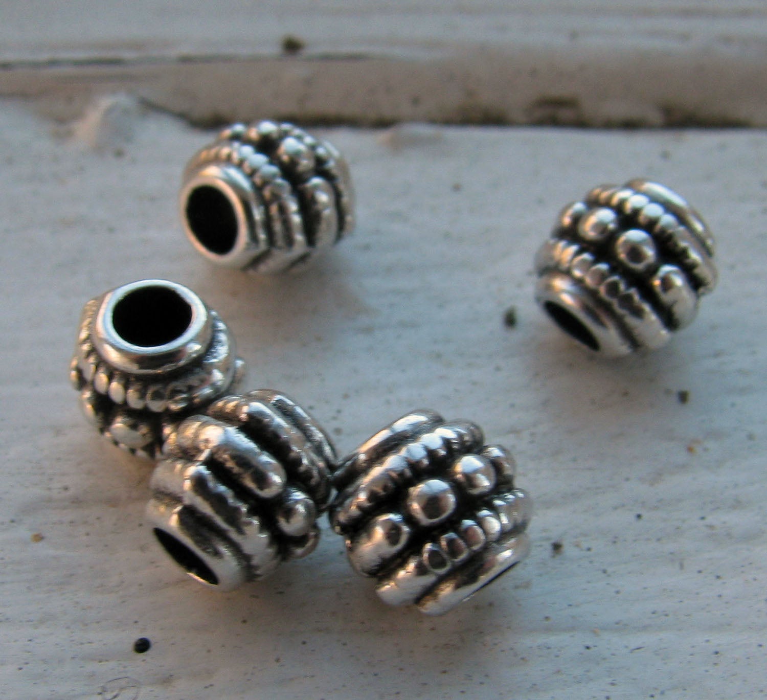 Mellandel Silverpläterad - Rund med Prickrand 6 mm, 5-pack Grekisk Metall