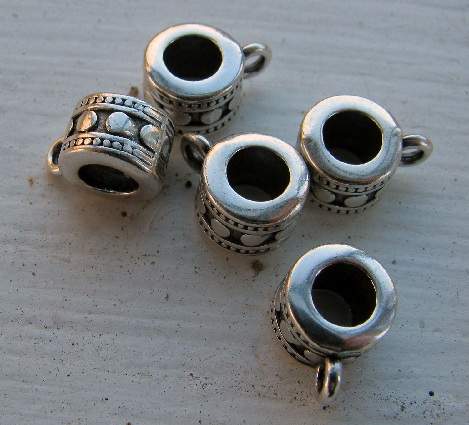 Berlockhållare Silverpläterad - Rund med Prickar 9mm, 5-pack Grekisk Metall