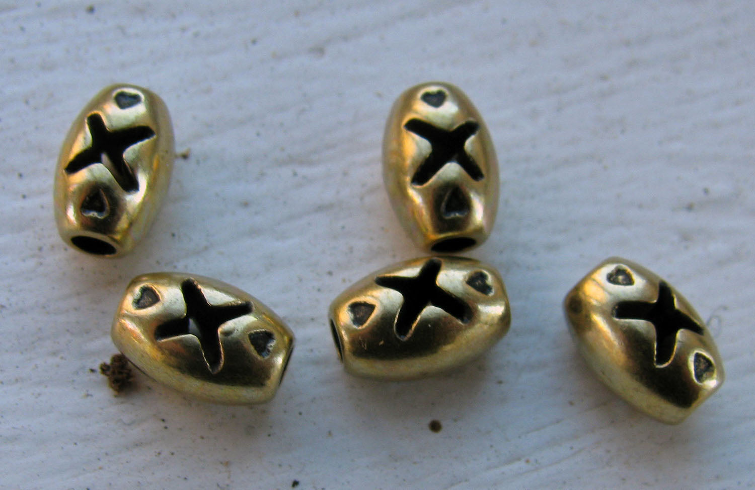 Mellandel Bronsfärgad - Större Tub med Kryss 5x8 mm, 5-pack Grekisk Metall