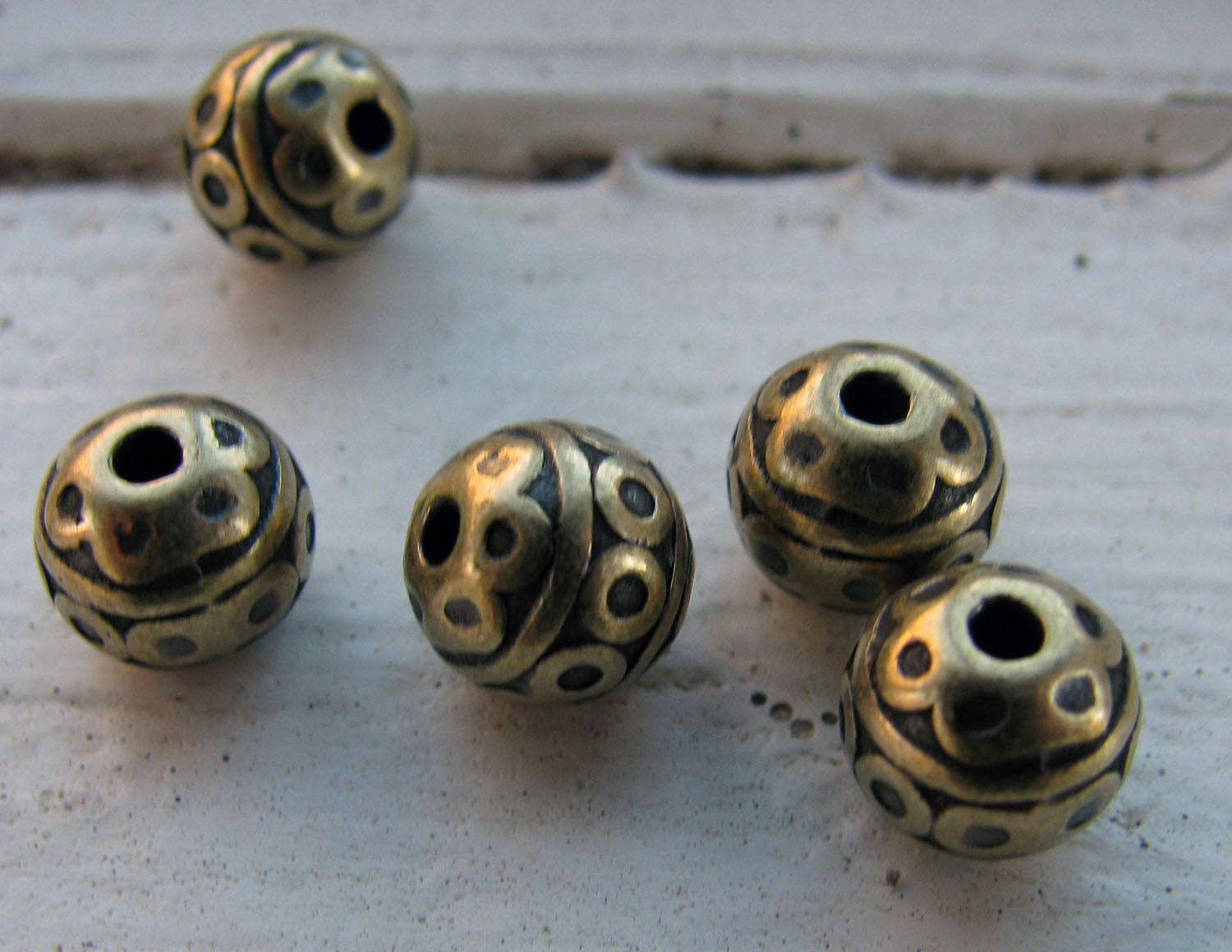 Mellandel bronsfärgad - Rund med cirklar 7mm 5-pack Grekisk Metall